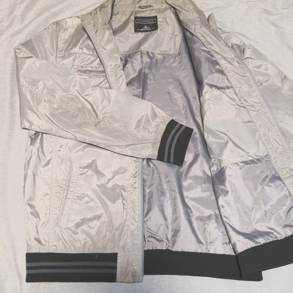 Silver Jacket - Picture 3 of 4